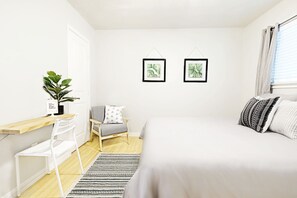 2 habitaciones, escritorio y tabla de planchar con plancha 
