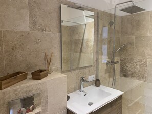 Shower, hair dryer, towels - Villa PETRU **** with swimming pool, sea view, 10 mn from the beach (Sari-d'Orcino)