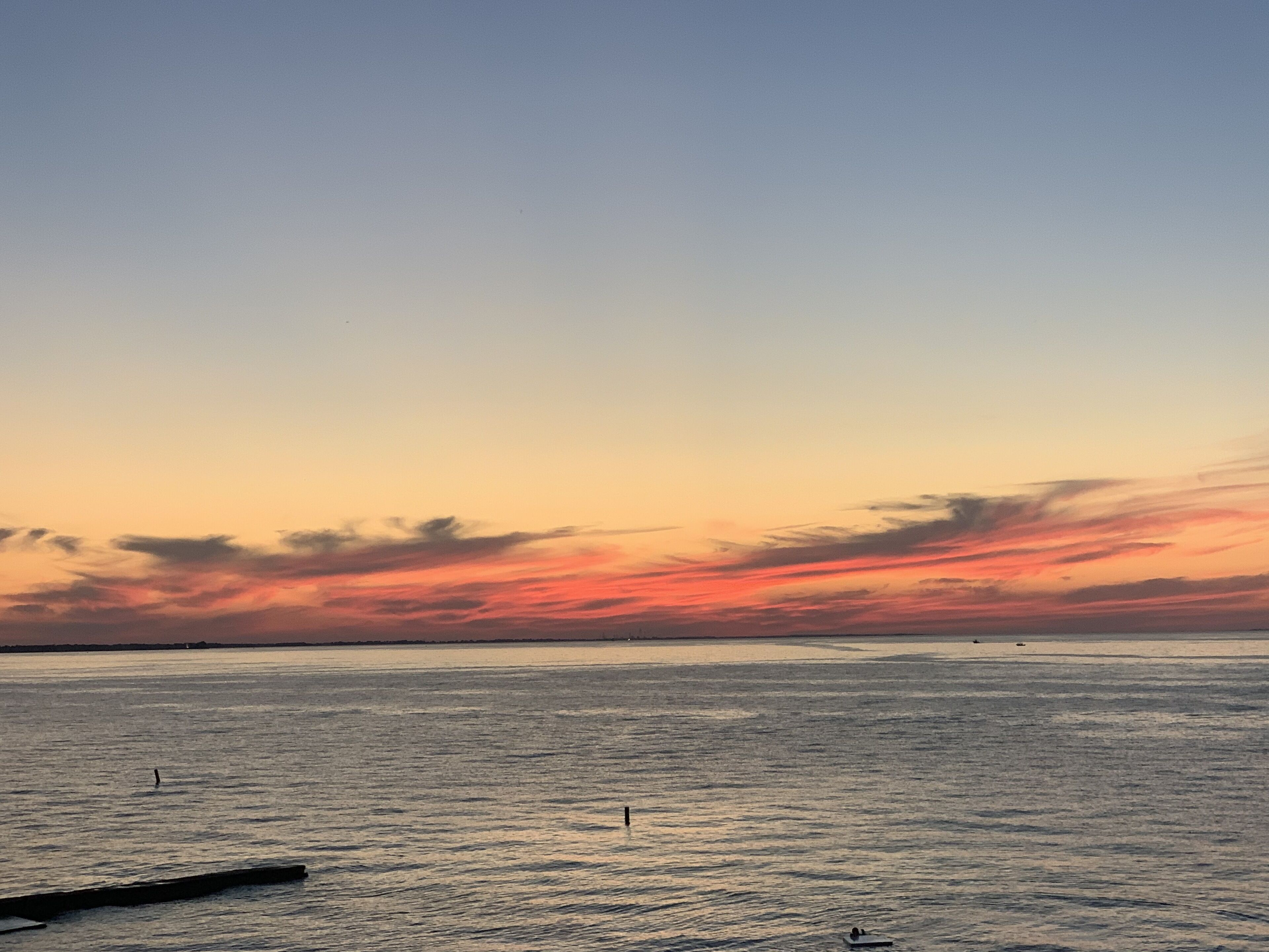 Ein ruhiges Gewässer mit Abendhimmel.