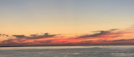Ein ruhiges Gewässer mit Abendhimmel.