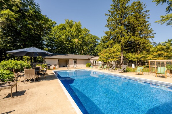 Alberca al aire libre y alberca climatizada