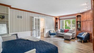 4 dormitorios, caja fuerte, escritorio y tabla de planchar con plancha