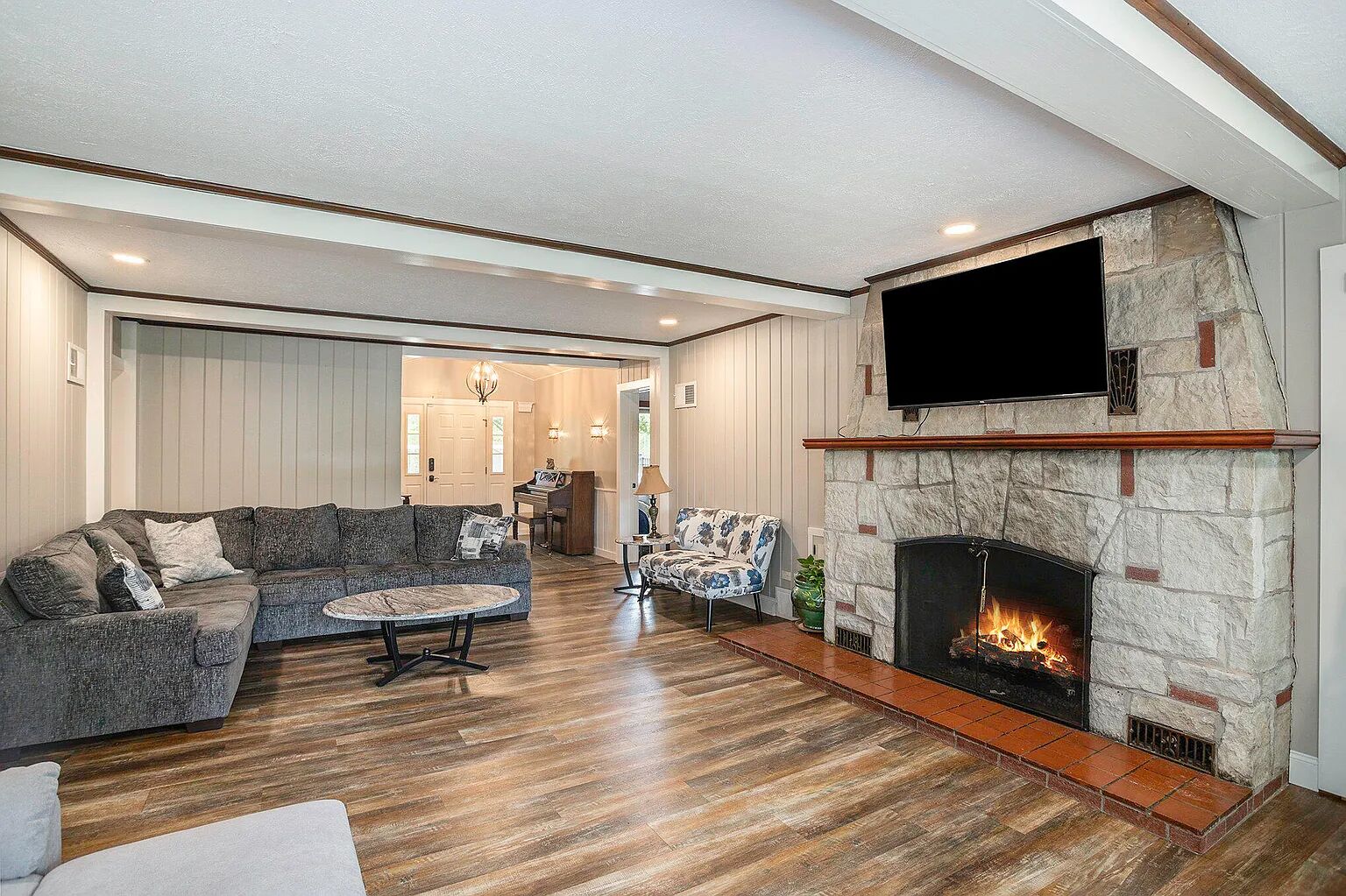 Waterfront escape, new 8-person Hot Tub, 12 beds, 7 acres, Michigan in the Fall!