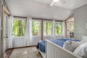 4 sovrum, värdeförvaringsskåp på rummet och skrivbord