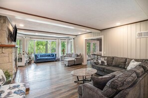 Smart TV, chimenea, videojuegos y futbolito 