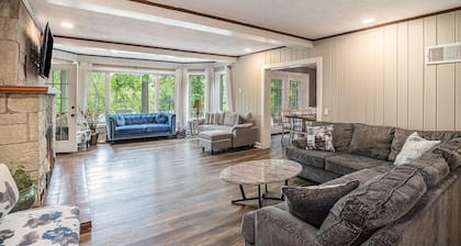 On the Water, private Pool, large Hot tub, Kayaks, sleeps 16, escape to Michigan