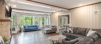 On the Water, private Pool, large Hot tub, Kayaks, sleeps 16, escape to Michigan