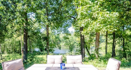 On the Water, private Pool, large Hot tub, Kayaks, sleeps 16, escape to Michigan