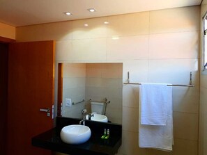 Habitación Confort doble, 1 cama de matrimonio | Baño | Ducha, artículos de higiene personal de diseño y secador de pelo