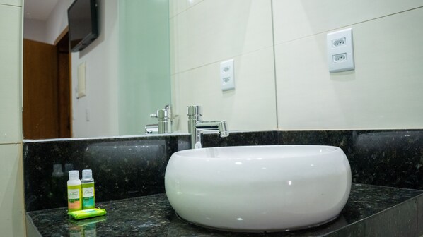 Shower, designer toiletries, hair dryer, towels - Aero Inn Hotel (Uberlandia)