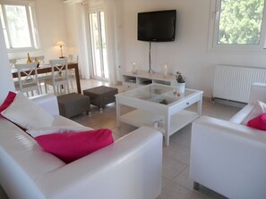 Fernseher, DVD-Player, Bücher