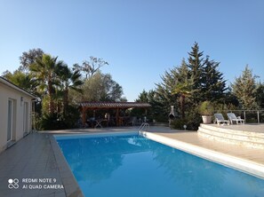 Utomhuspool och uppvärmd pool