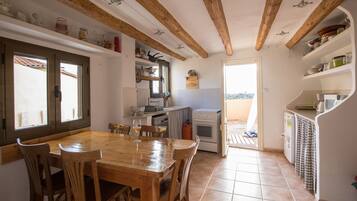 Een koelkast, een magnetron, een oven, een vaatwasser