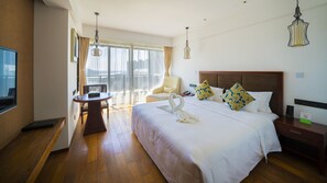 Habitación Deluxe, 1 cama de matrimonio grande, vistas al río | Ropa de cama de alta calidad, caja fuerte, escritorio