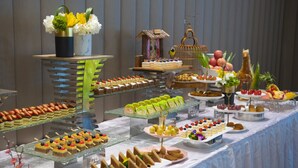 A buffet with various food items and a decorative birdhouse. - Wyndham Garden Lingshui (Lingshui)