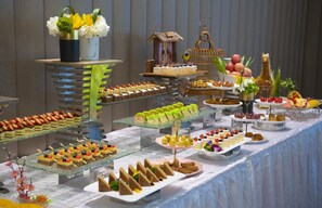 2 restaurants, breakfast served