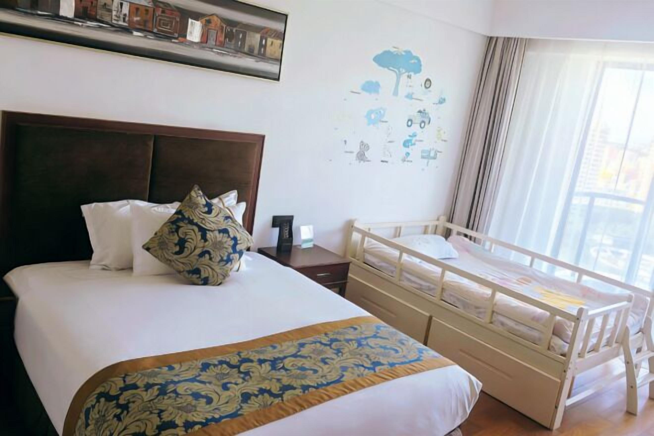 Premium bedding, in-room safe, desk, soundproofing