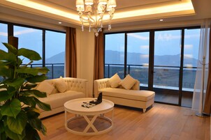 Deluxe Suite, River View | Premium bedding, in-room safe, desk, soundproofing