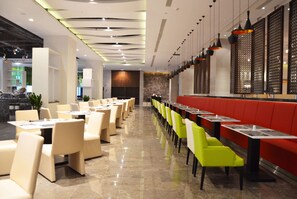 2 restaurantes; se sirven desayunos 