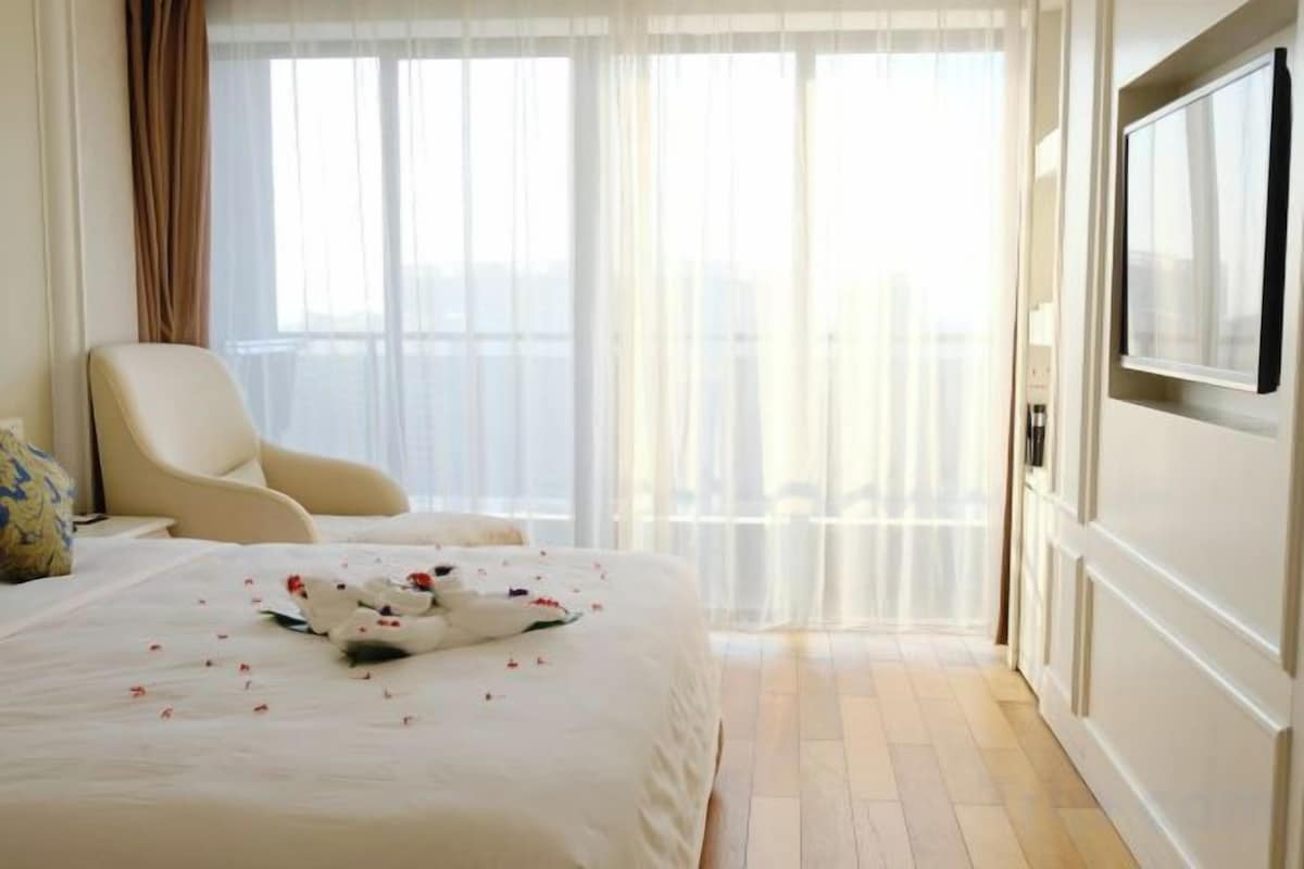 Premium bedding, in-room safe, desk, soundproofing