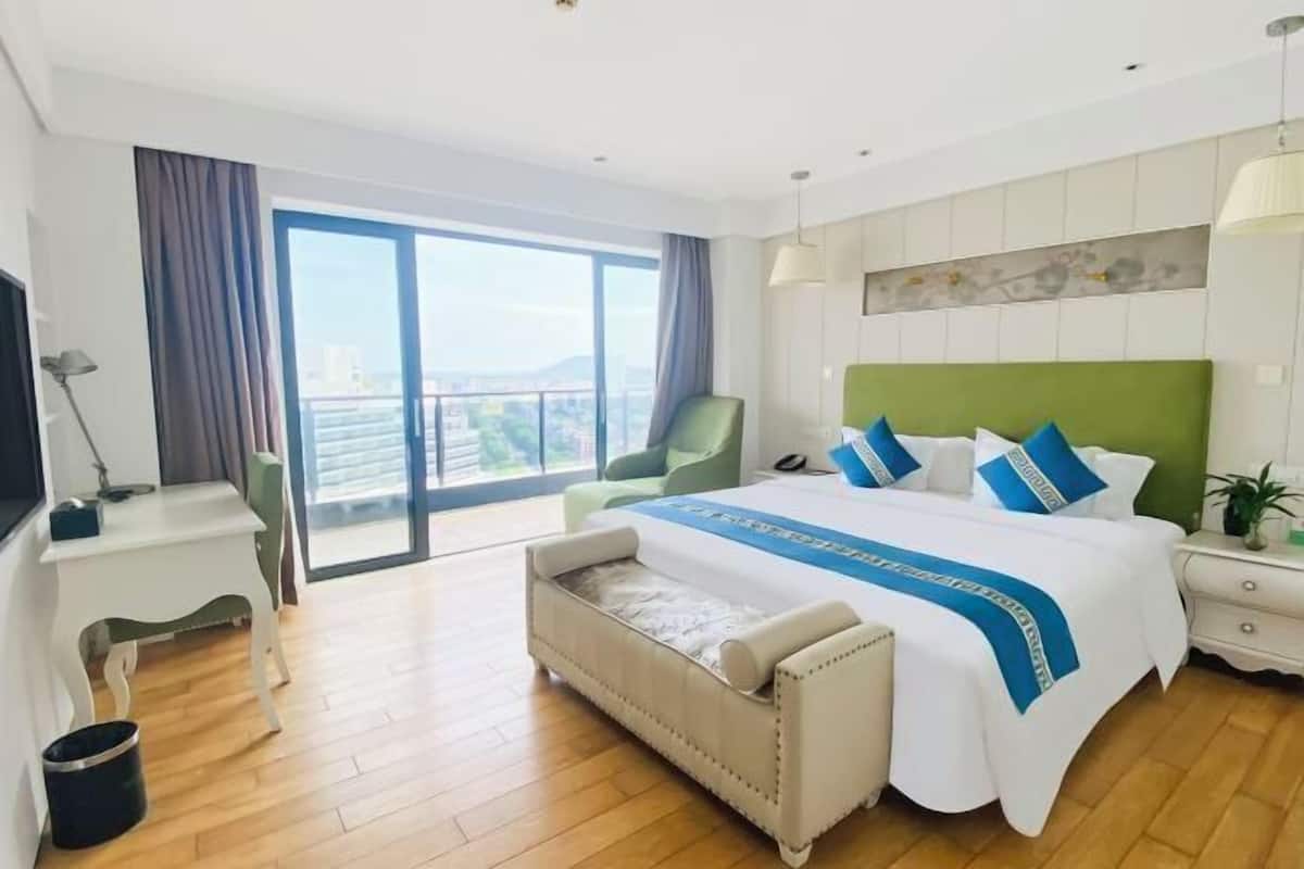 Premium bedding, in-room safe, desk, soundproofing