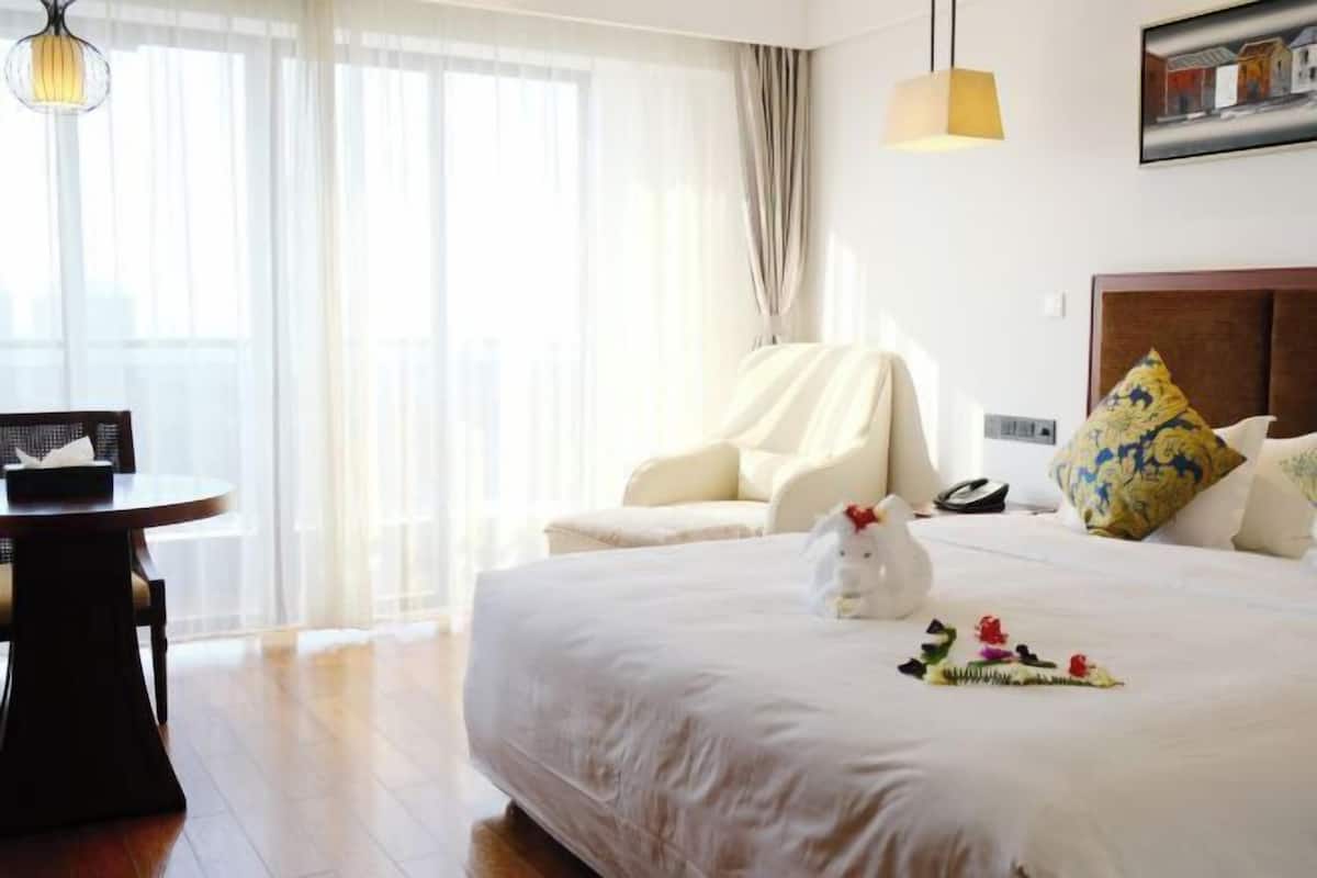 Premium bedding, in-room safe, desk, soundproofing