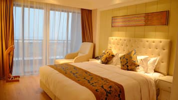 Suite Deluxe, vistas al río | Ropa de cama de alta calidad, caja fuerte, escritorio