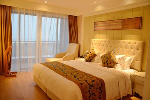 Deluxe Suite, River View | Premium bedding, in-room safe, desk, soundproofing