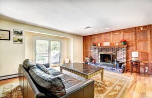 Älytelevisio, takka, videopelejä, DVD-soitin