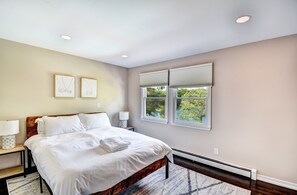 4 makuuhuonetta, työpöytä, silitysrauta/-lauta, vauvan matkasänky