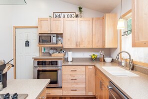 Fridge, microwave, oven, stovetop - Large 4 Queen beds, 2 Full Bathrooms with Rec room near Mayo Clinic (Rochester)