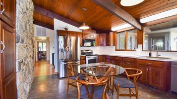 冷蔵庫、電子レンジ、オーブン、コンロ