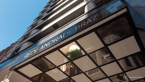 Ein Hotelschild mit der Aufschrift 'Andrade Hotels'.