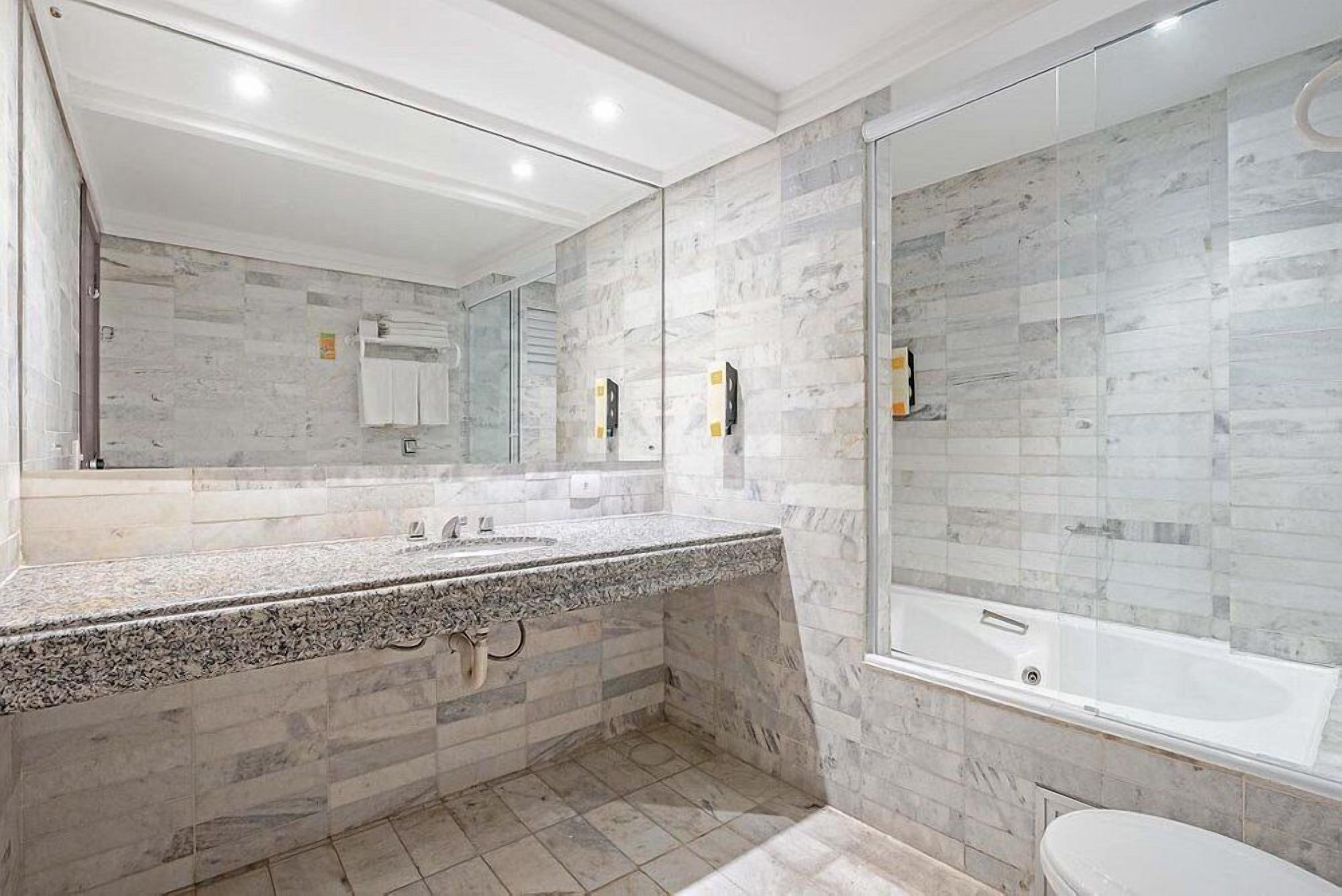 superior double room | bathroom | shower, towels