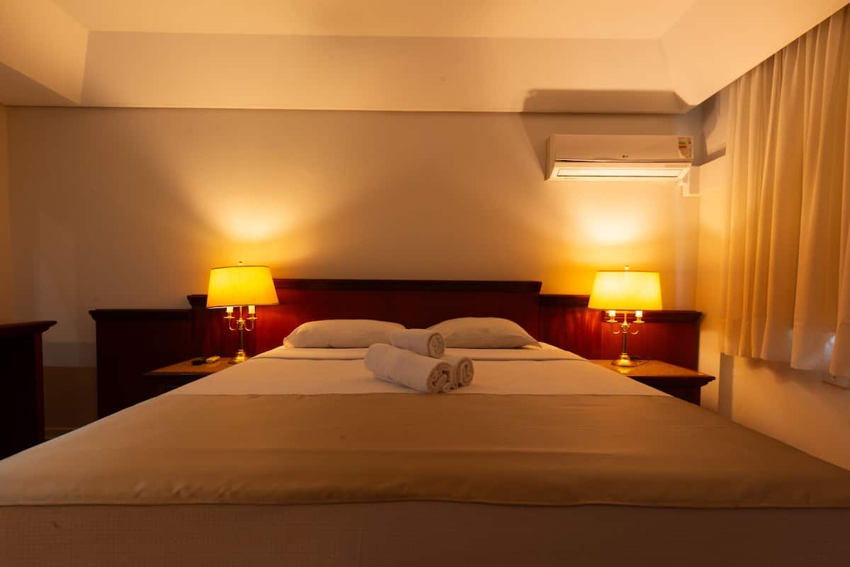 Minibar, WiFi (free), bed sheets