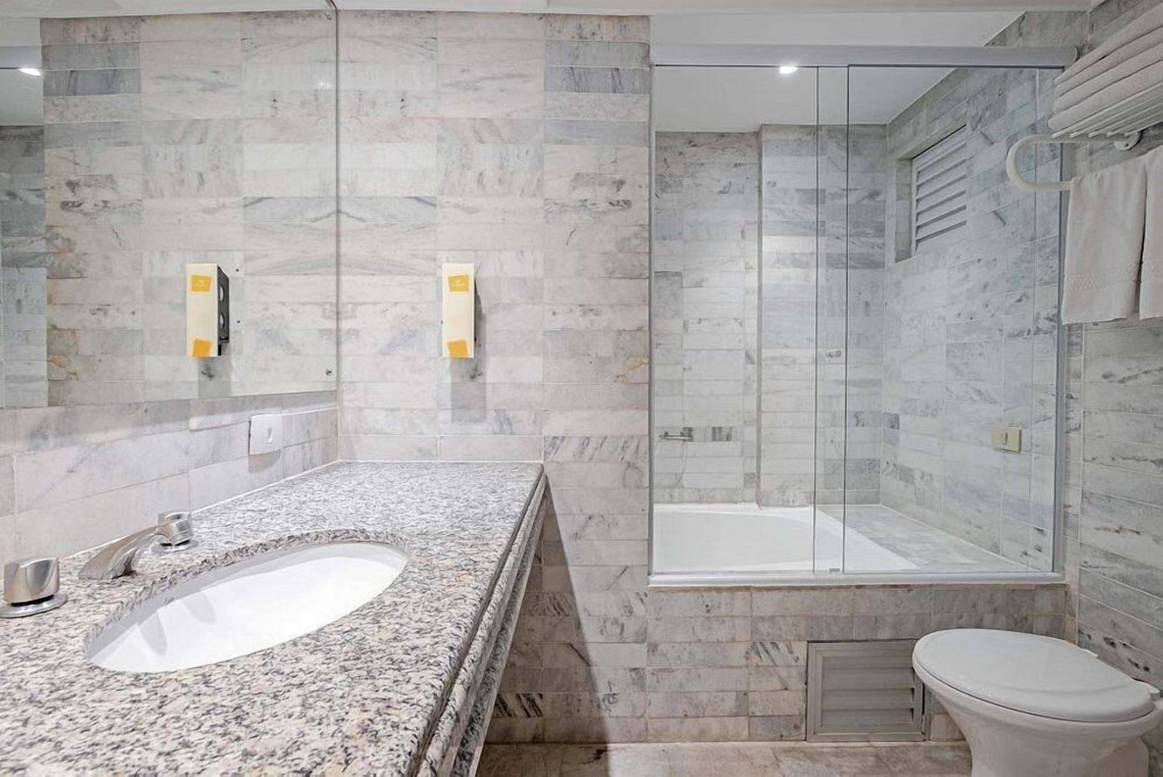 superior double room | bathroom | shower, towels