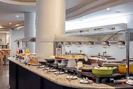 Free daily buffet breakfast . Rede Andrade Braz
