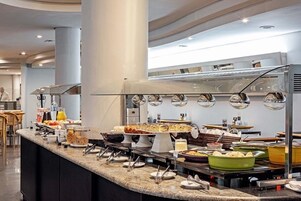Café da manhã com buffet grátis todos os dias