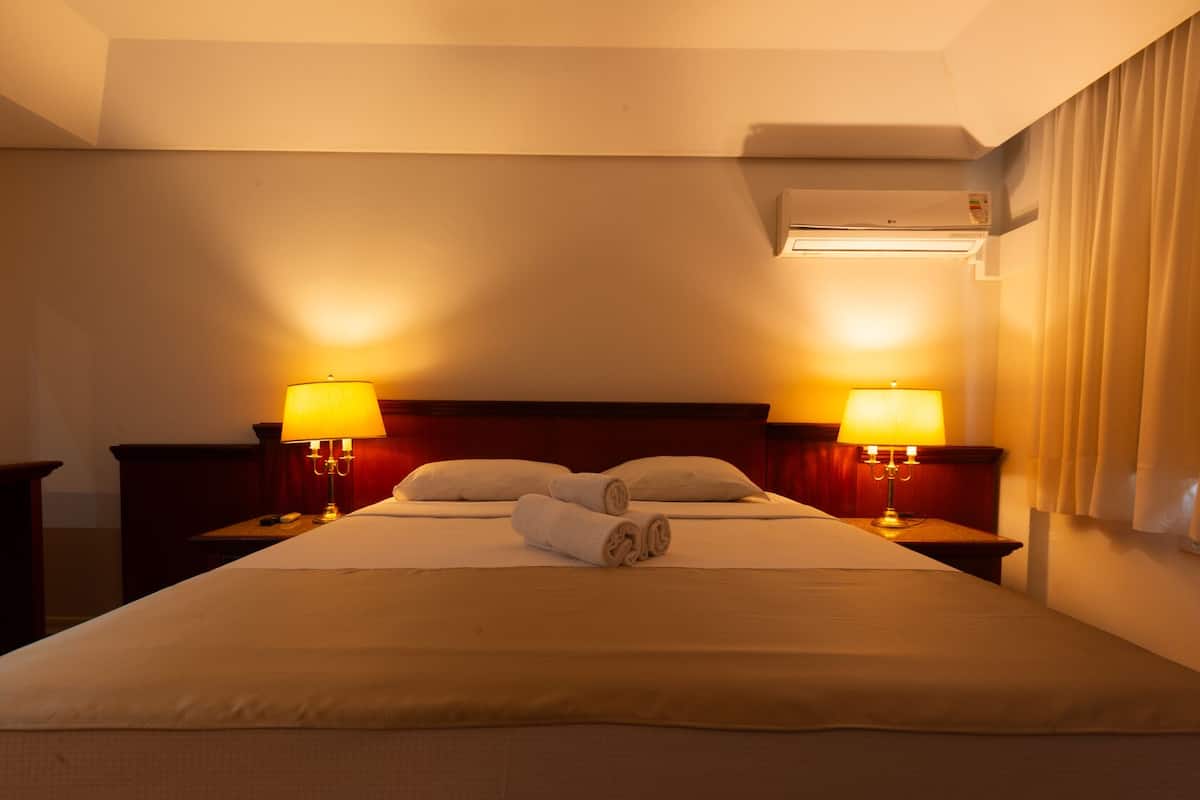 Minibar, WiFi (free), bed sheets