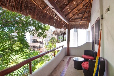 Private Terrace 3 blocks to Mamitas & 5th Ave