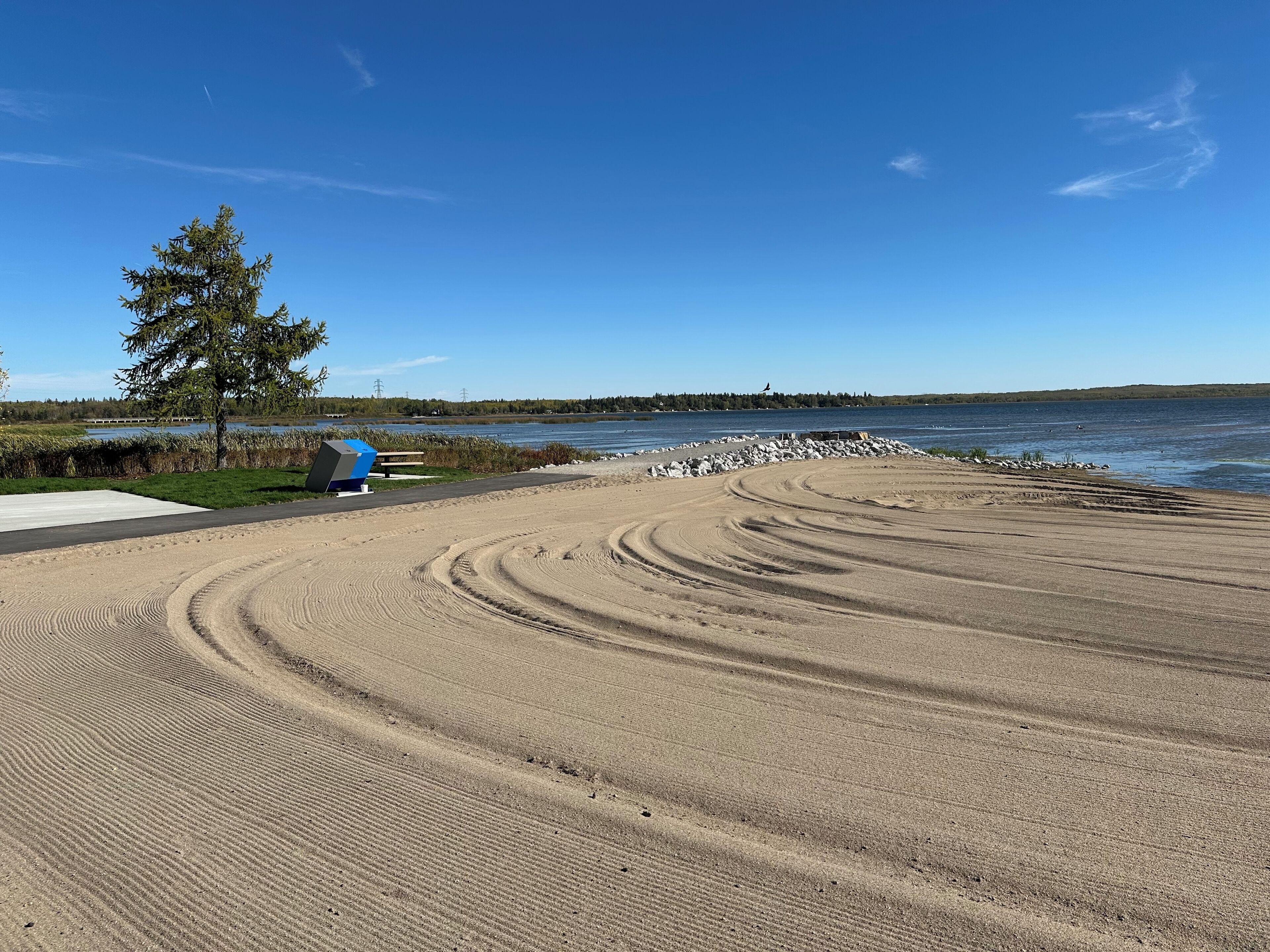 Plage à proximité, chaises longues, serviettes de plage