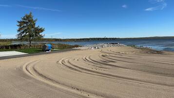 Plage à proximité, chaises longues, serviettes de plage