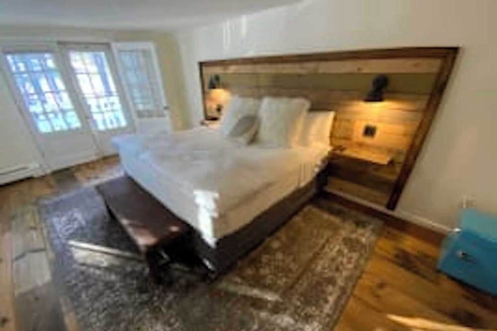 Luxury King Suite, Living Room w/sofa bed, balcony, & 1.5 baths