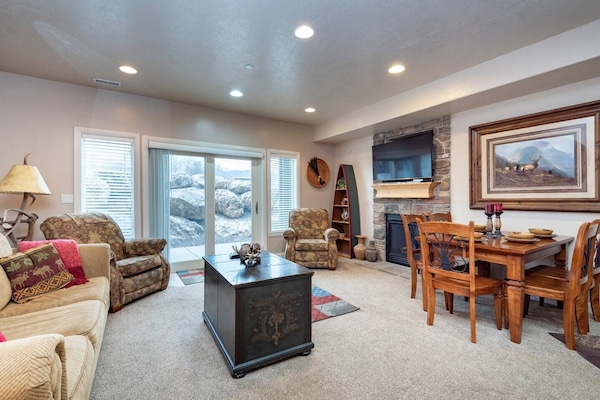 During your stay, immerse yourself in beautiful decor and comforting warm colors that embrace you with a sense of tranquility.