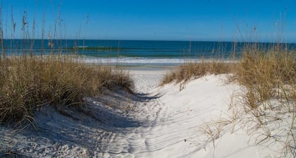 Scallop Cove #5 - The Blue Tortuga - Bayfront, 3 Min Walk to Gulf, Pet Friendly, No Min Nights.