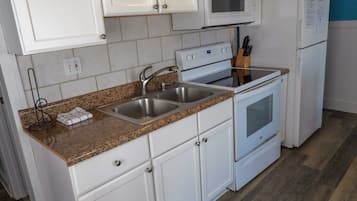 Fridge, microwave, oven, coffee/tea maker