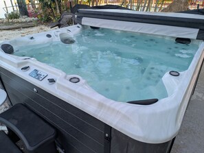 Bañera de hidromasaje al aire libre