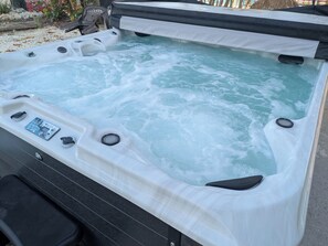 Un jacuzzi con panel de control y zona de estar.