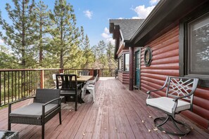 Outdoor dining - Beautiful Big Bear Lodge with EV charger, Large Deck with BBQ & Views! (Big Bear)
