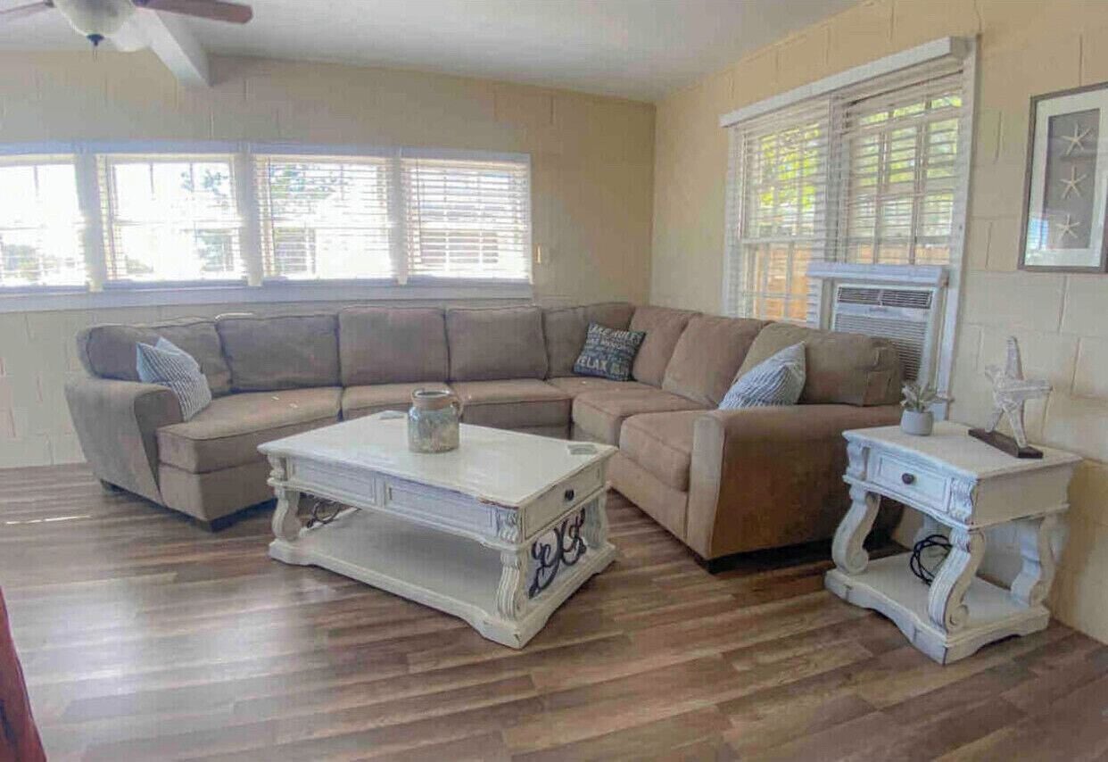 Smart TV, fireplace, stereo